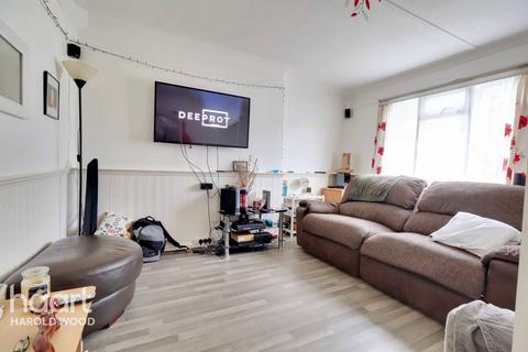 32 Retford Road, Romford, RM3 9NB