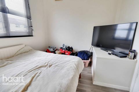 32 Retford Road, Romford, RM3 9NB