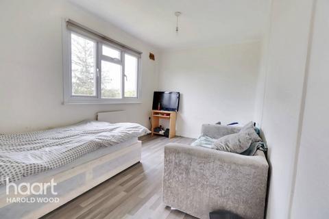 32 Retford Road, Romford, RM3 9NB