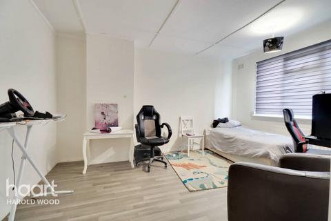 32 Retford Road, Romford, RM3 9NB