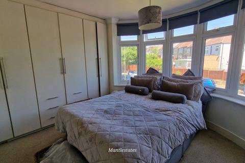 3 bedroom terraced house for sale, Eton Avenue, East Barnet EN4