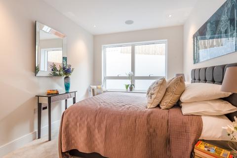 2 bedroom apartment to rent, Berwick Close London W13