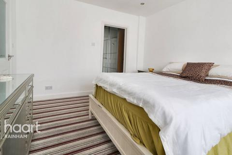 125 South End Road, Rainham, RM13 7XS