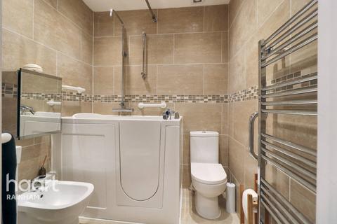 125 South End Road, Rainham, RM13 7XS