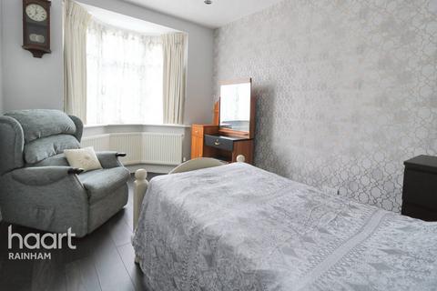 125 South End Road, Rainham, RM13 7XS