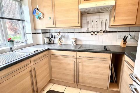 1 bedroom flat for sale, Sandhurst Street, Oadby, Leicester, Leicestershire, LE2 5AS