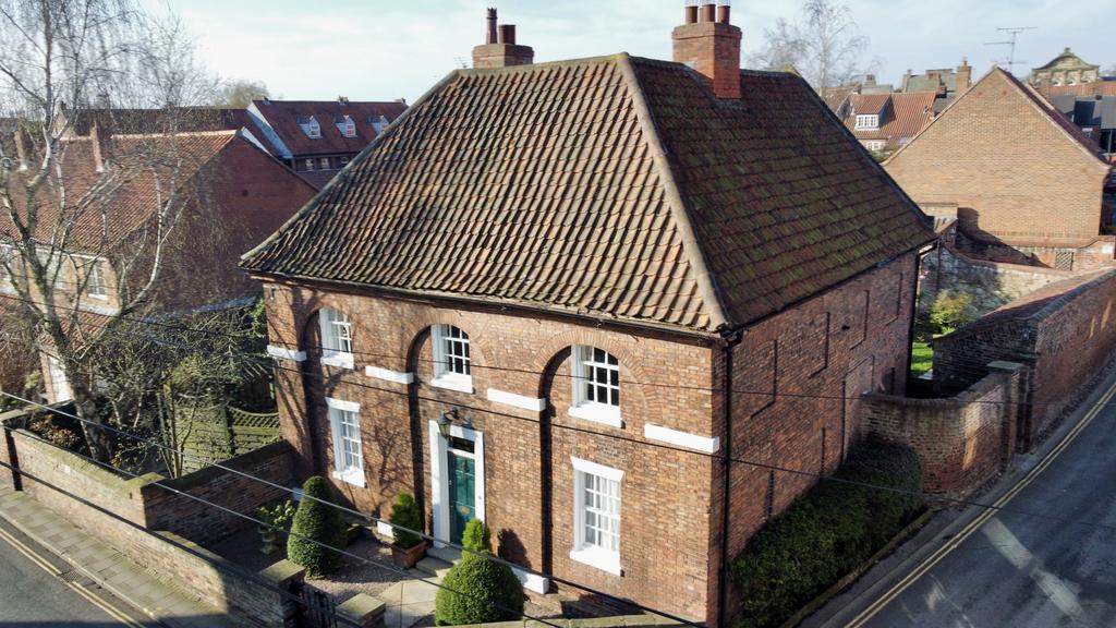 4 Bedroom House - detached for Sale