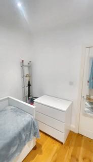 1 bedroom in a flat share to rent, Essex Grove, London SE19