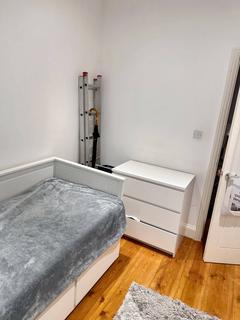 1 bedroom in a flat share to rent, Essex Grove, London SE19