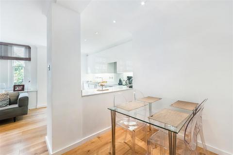 3 bedroom flat for sale, Cranmer Court, Whiteheads Grove, SW3