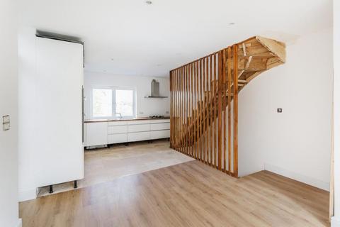 2 bedroom terraced house to rent, Pewley Way, Guildford GU1
