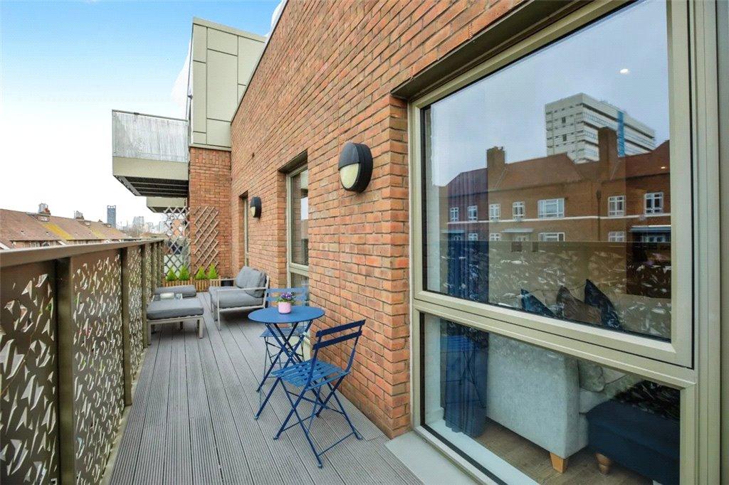Broome Way, Camberwell, London 2 bed apartment for sale £530,000