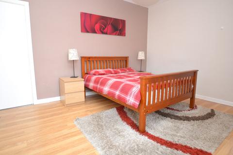 2 bedroom flat to rent, Royston Mains Gardens, Edinburgh, EH5