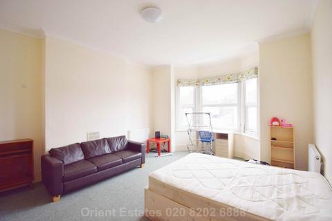 3 bedroom flat to rent, Station Road, London