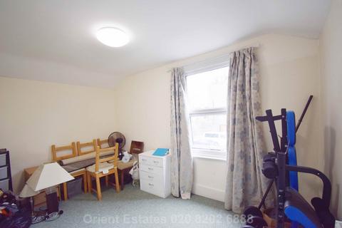 3 bedroom flat to rent, Station Road, London