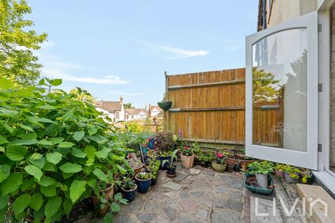 15 Annsworthy Crescent, London, SE25 6TF