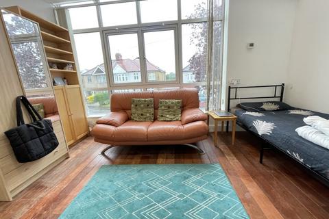 1 bedroom in a house share to rent, Room 1 Pinner View, Harrow HA1