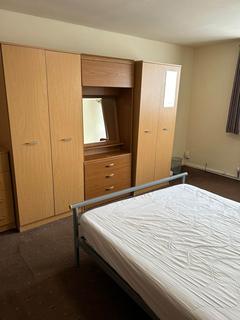 4 bedroom house share to rent, Hanworth Road, Hounslow