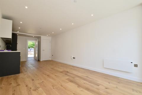 3 bedroom terraced house to rent, Thomas Hardy Mews, London SW16