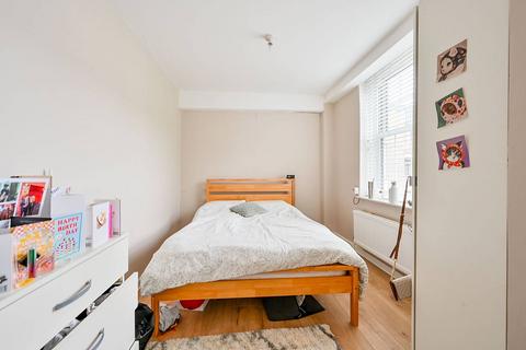 4 bedroom flat to rent, Colne Court, Chiswick, London, W12