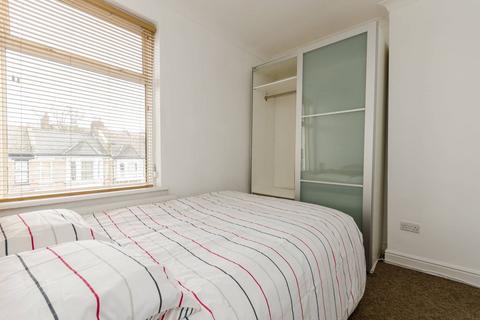 2 bedroom flat to rent, Oaklands Grove, Shepherd's Bush, London, W12