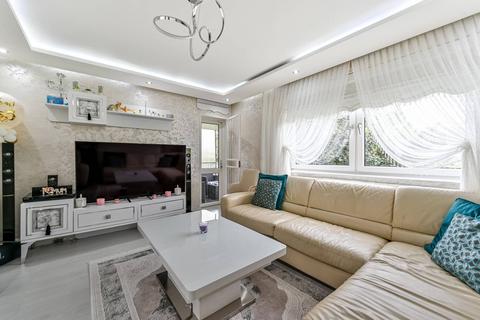 3 bedroom flat for sale, Somerford Grove Estate, Stoke Newington, London, N16