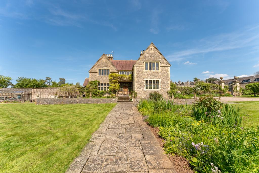 Pathway to house