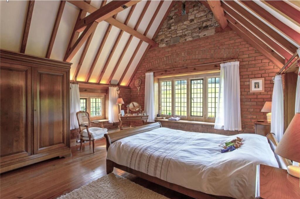 Principal bedroom en-suite