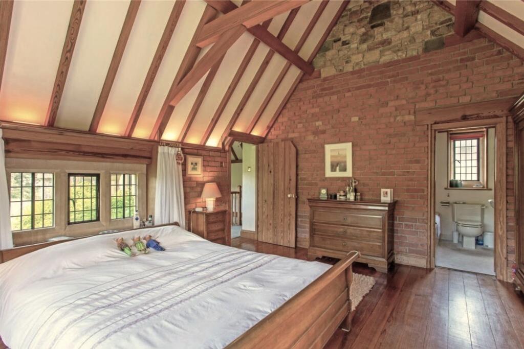 Principal bedroom to en-suite