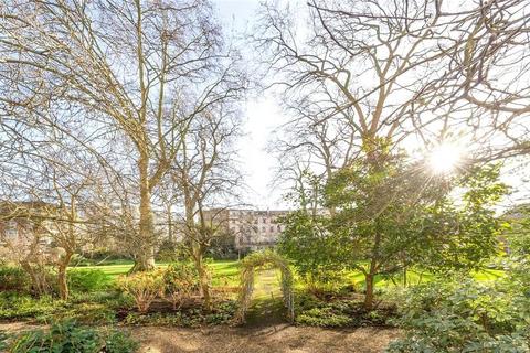 2 bedroom flat to rent, Gloucester Square, London, W2