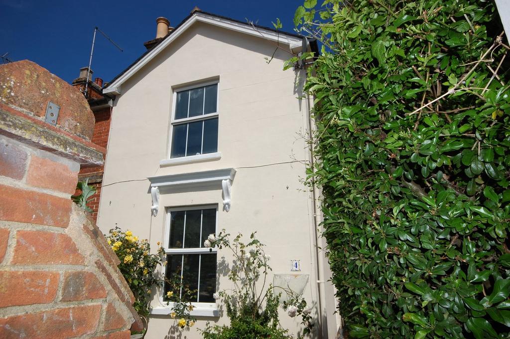 Long Garden Walk, Farnham, Surrey, GU9 2 bed end of terrace house to