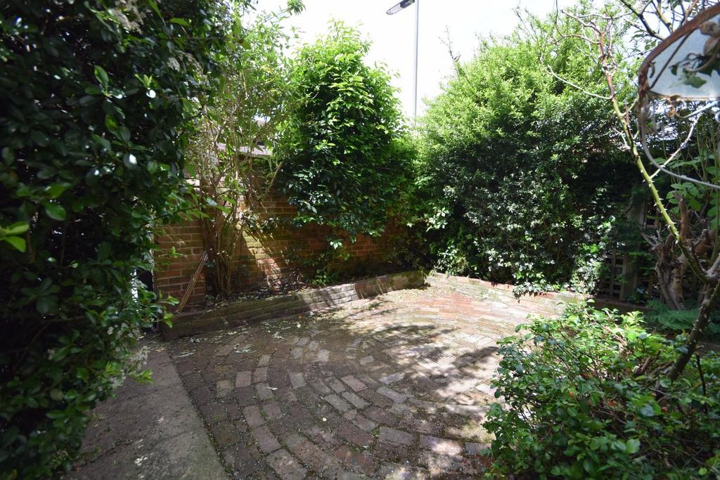 Long Garden Walk, Farnham, Surrey, GU9 2 bed end of terrace house to
