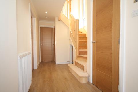 3 bedroom semi-detached house to rent, Knaphill, Woking GU21