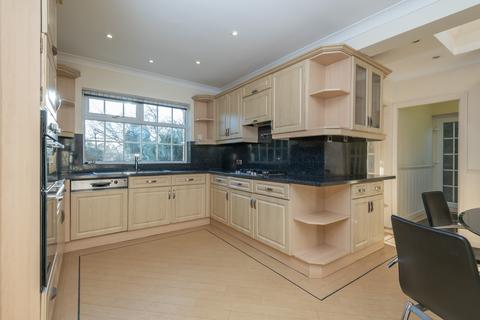 4 bedroom detached house to rent, Shadwell Park Drive, Leeds LS17