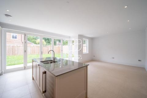 5 bedroom semi-detached house to rent, Barrons Chase, Richmond, TW10
