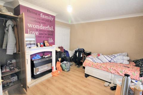 4 bedroom semi-detached house to rent, Priscilla Close, Norwich NR5