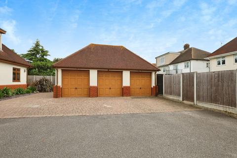 7 Chase Gardens, Westcliff-on-sea, SS0 0RS