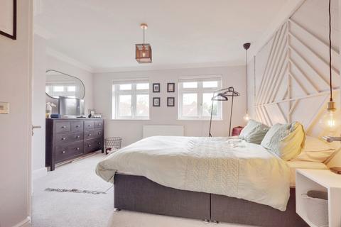 7 Chase Gardens, Westcliff-on-sea, SS0 0RS