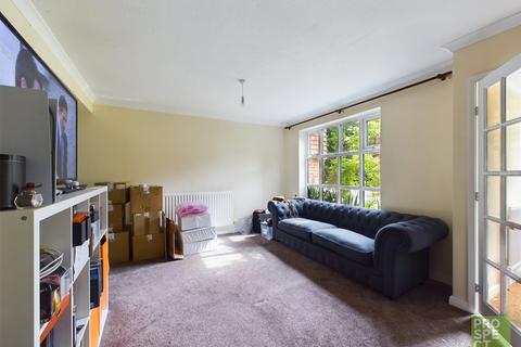 3 bedroom terraced house to rent, Valroy Close, Camberley, Surrey, GU15