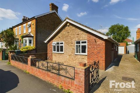 3 bedroom bungalow for sale, Warfield Road, Feltham, TW14