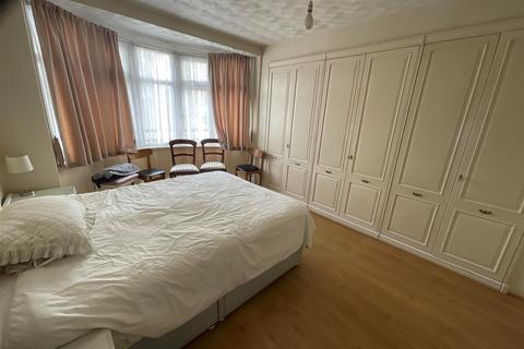 3 bedroom terraced house for sale, Salisbury Hall Gardens, Chingford