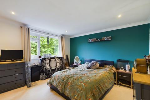 2 bedroom maisonette for sale, Holmbury Grove, Featherbed Lane, Croydon