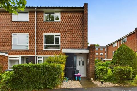 2 bedroom maisonette for sale, Holmbury Grove, Featherbed Lane, Croydon