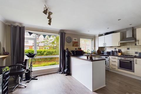 2 bedroom maisonette for sale, Holmbury Grove, Featherbed Lane, Croydon