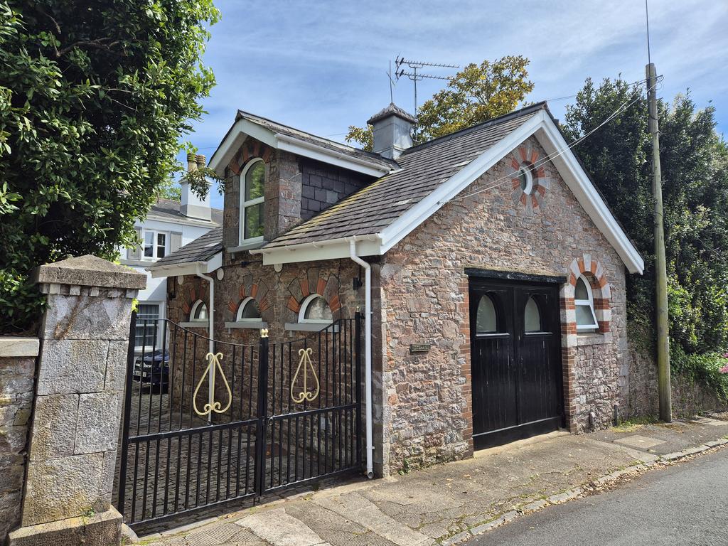 Lower Woodfield Road, Torquay 1 bed coach house to rent £850 pcm (£