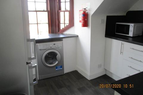 3 bedroom flat to rent, 27 (1/0 and Attic) Springfield, ,