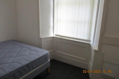 3 bedroom flat to rent, 27 (1/0 and Attic) Springfield, ,