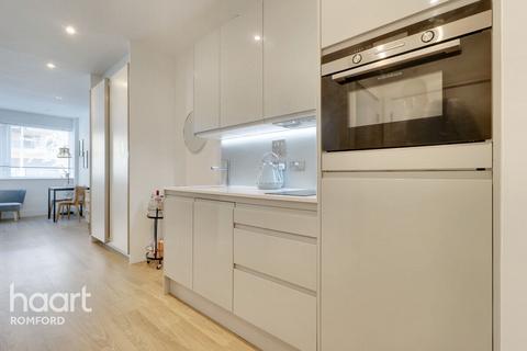 1 bedroom flat for sale, Papermill House, Romford, RM1 2FA