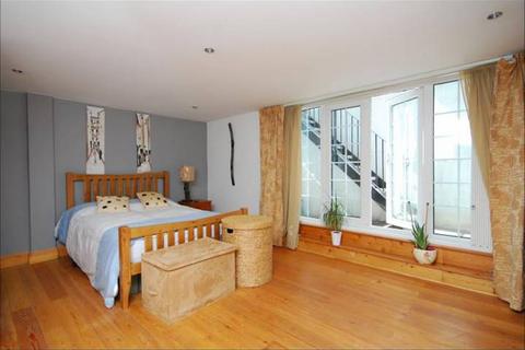 2 bedroom ground floor maisonette to rent, Leirum Street, London N1