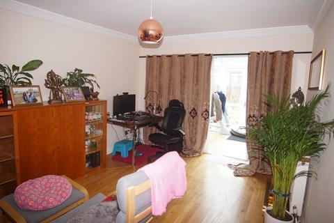 4 bedroom semi-detached house to rent, Wykenham, HA99RZ